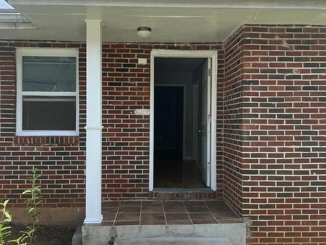 Building Photo - 305 W Oak St