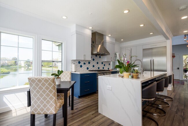 Foto del edificio - Waterfront Property with Stunning Views, L...