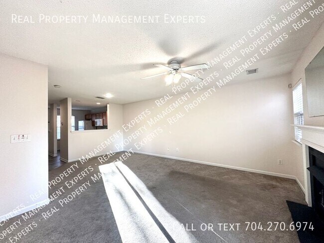 Foto del edificio - Beautiful 2BR/2.5BA Townhouse Close to UNC...