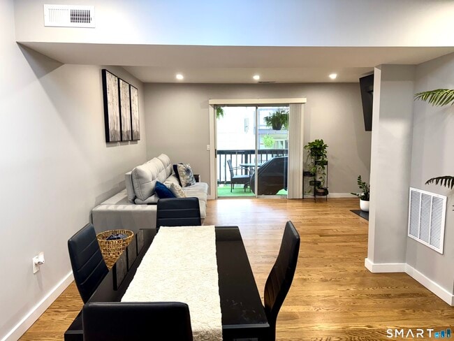 Foto del edificio - 25 Padanaram Rd