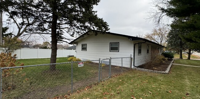 Building Photo - 220 Biester Dr