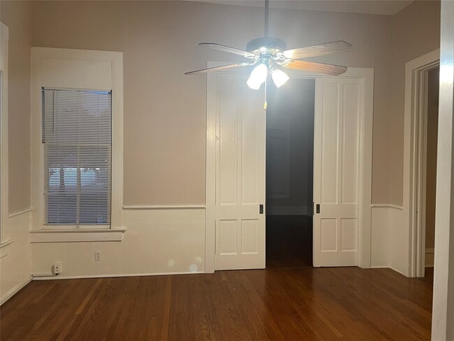 Building Photo - 1909 Broadway Avenue J