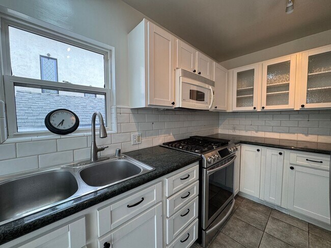 Foto del edificio - Stunning 2 Bedroom and 2 Bathroom Back House Available Now!