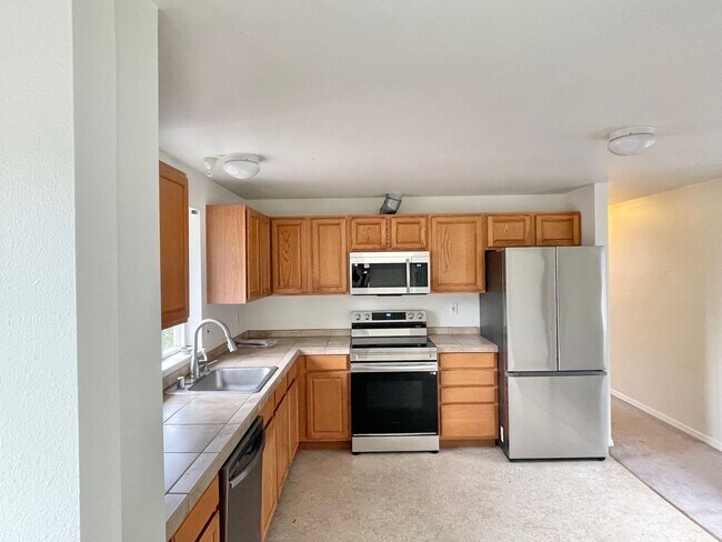 Building Photo - Spacious 3-Bed, 3-Bath Maple Leaf Home