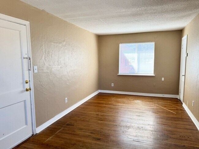 Foto del edificio - 1-Bedroom, newly remodeled 1-Bath Apartment steps from the Plaza District