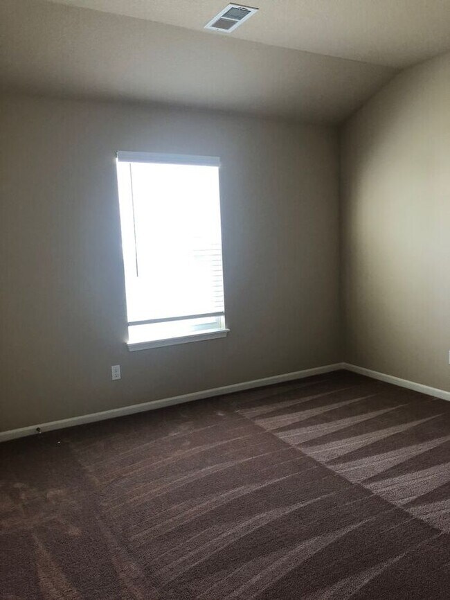 Building Photo - Three Bedroom | Two Bathroom Home