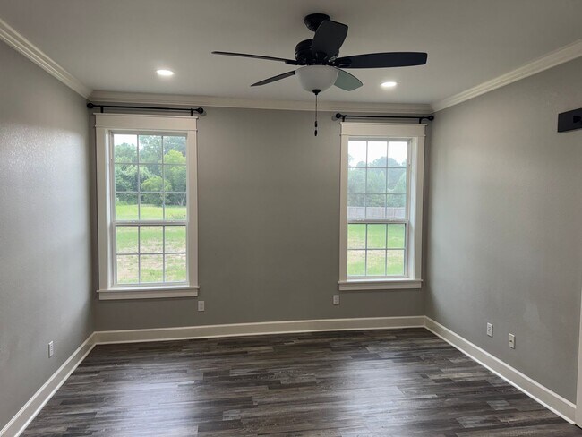 Building Photo - Modern 3-bed/2-bath!