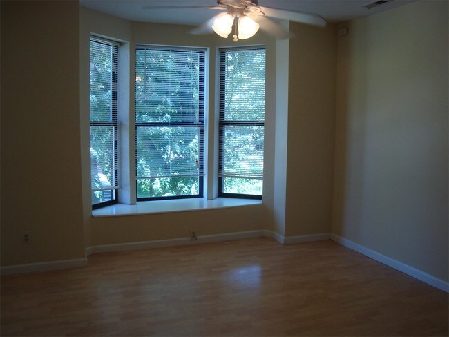 Foto del edificio - 4390 McPherson Ave