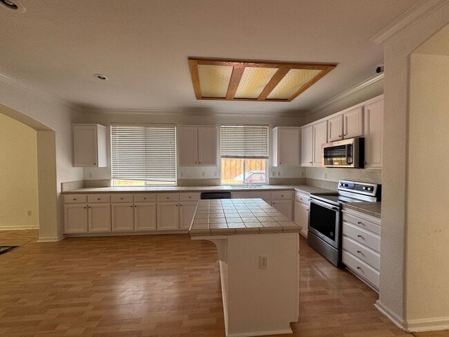 Building Photo - Conveniently Located Home