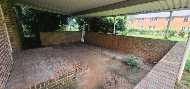 Building Photo - 3 BR/ 1 BA Single Family Home