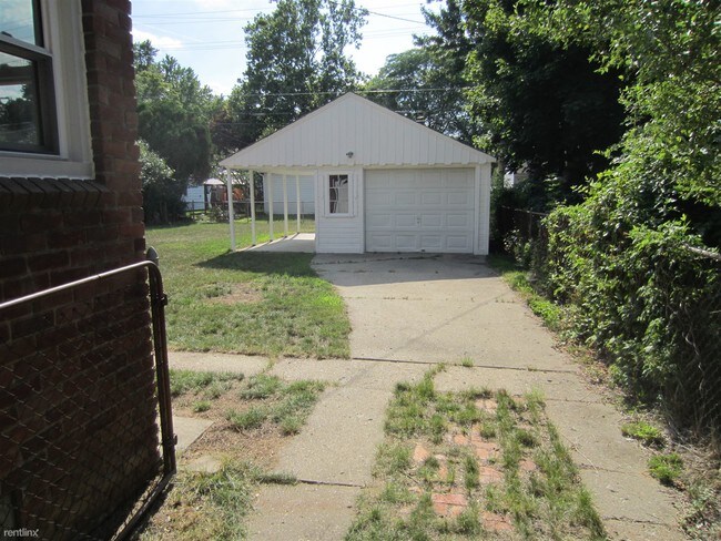 Building Photo - 15857 Fox