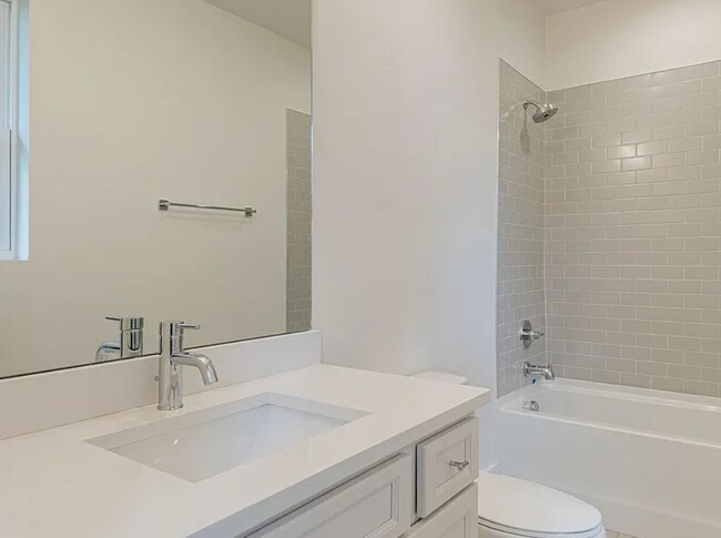 Baño completo en el primer piso - 613 Southgate Ave