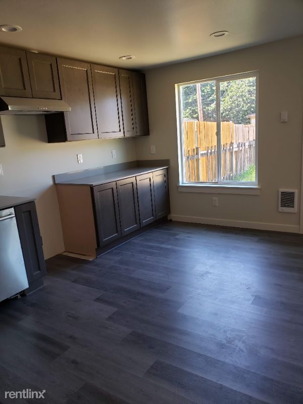Building Photo - 3 br, 1.5 bath Townhome - 10404 12th Ave Ct S