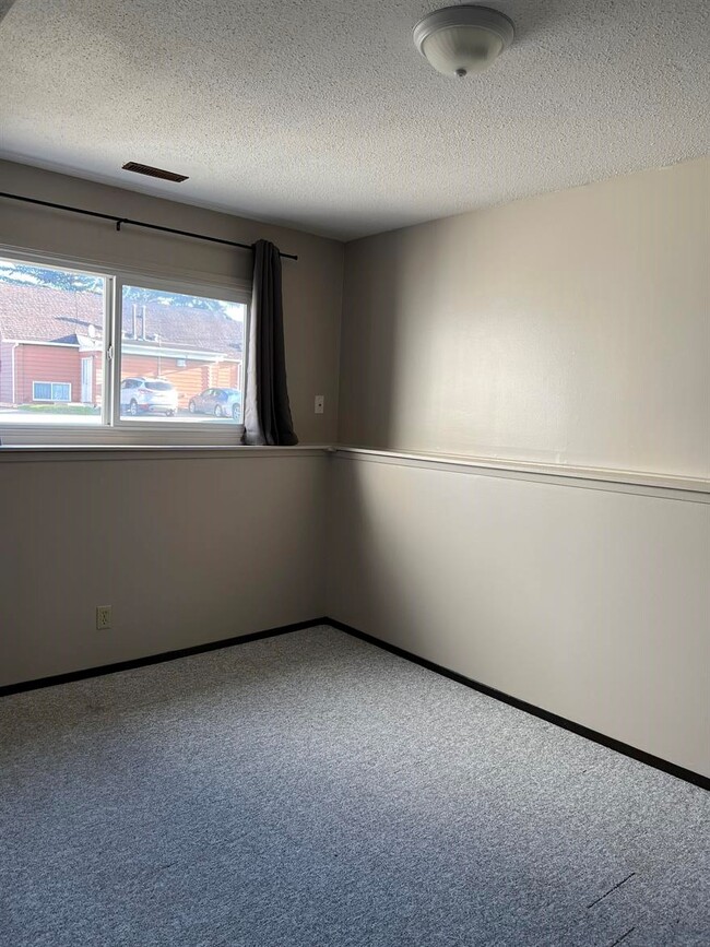 Building Photo - 3 Bed 1.5 Bath Unit in Olds, AB