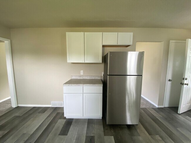 Building Photo - Updated 2 bedroom 1.5 bathroom home