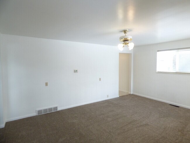 Building Photo - Great 2 Bed 1 Bath Duplex in Provo