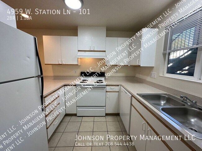 Building Photo - Upgraded 2BR Apartment with Central A/C an...