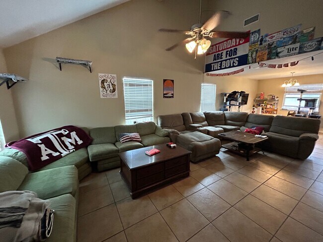 Building Photo - 2502 Horse Shoe Dr