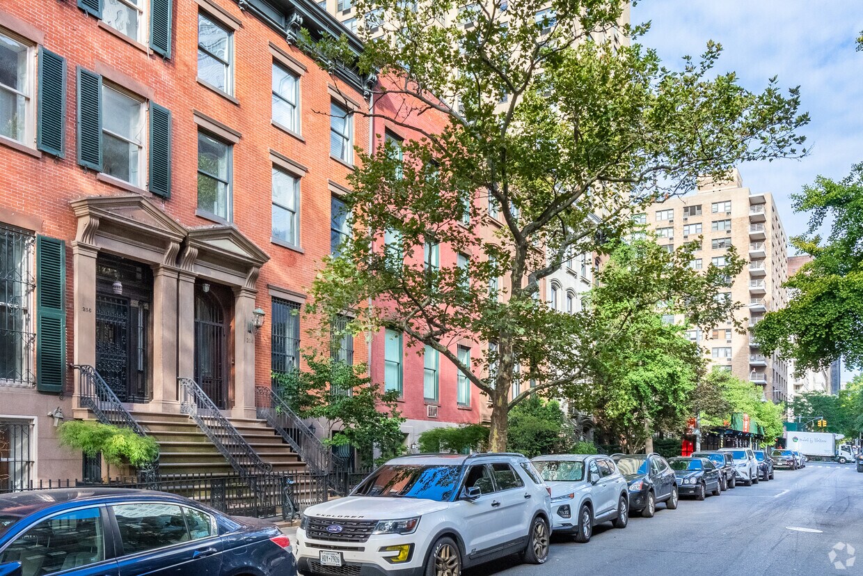 Building Photo - 212 E 18th