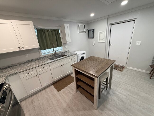 Building Photo - 324 Clearwater Ave