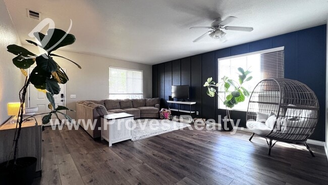Building Photo - 5 Bed, 2 Bath Victorville Home!!!!!