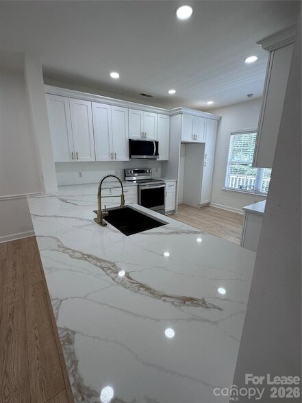 Foto del edificio - 732 Inwood Hill Dr