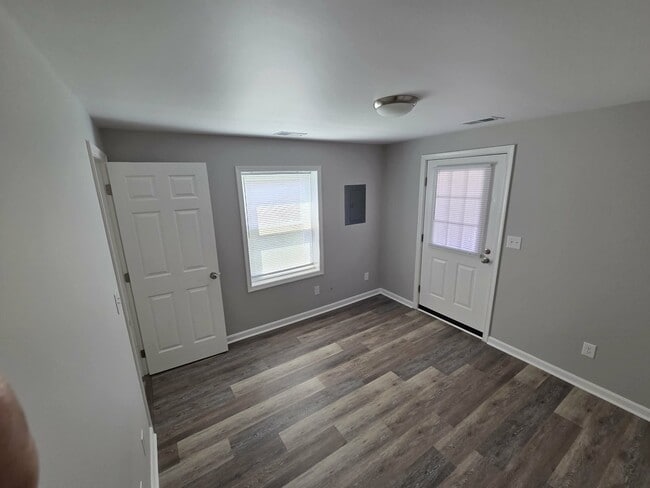 Building Photo - 923 Rose Hill Ave