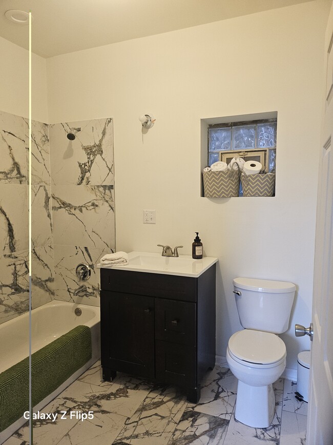Main Bathroom - 2417 W Warren Blvd