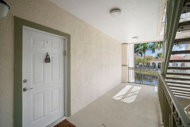 Building Photo - Amazing 3 bedroom 2 bathroom Condo in Estero