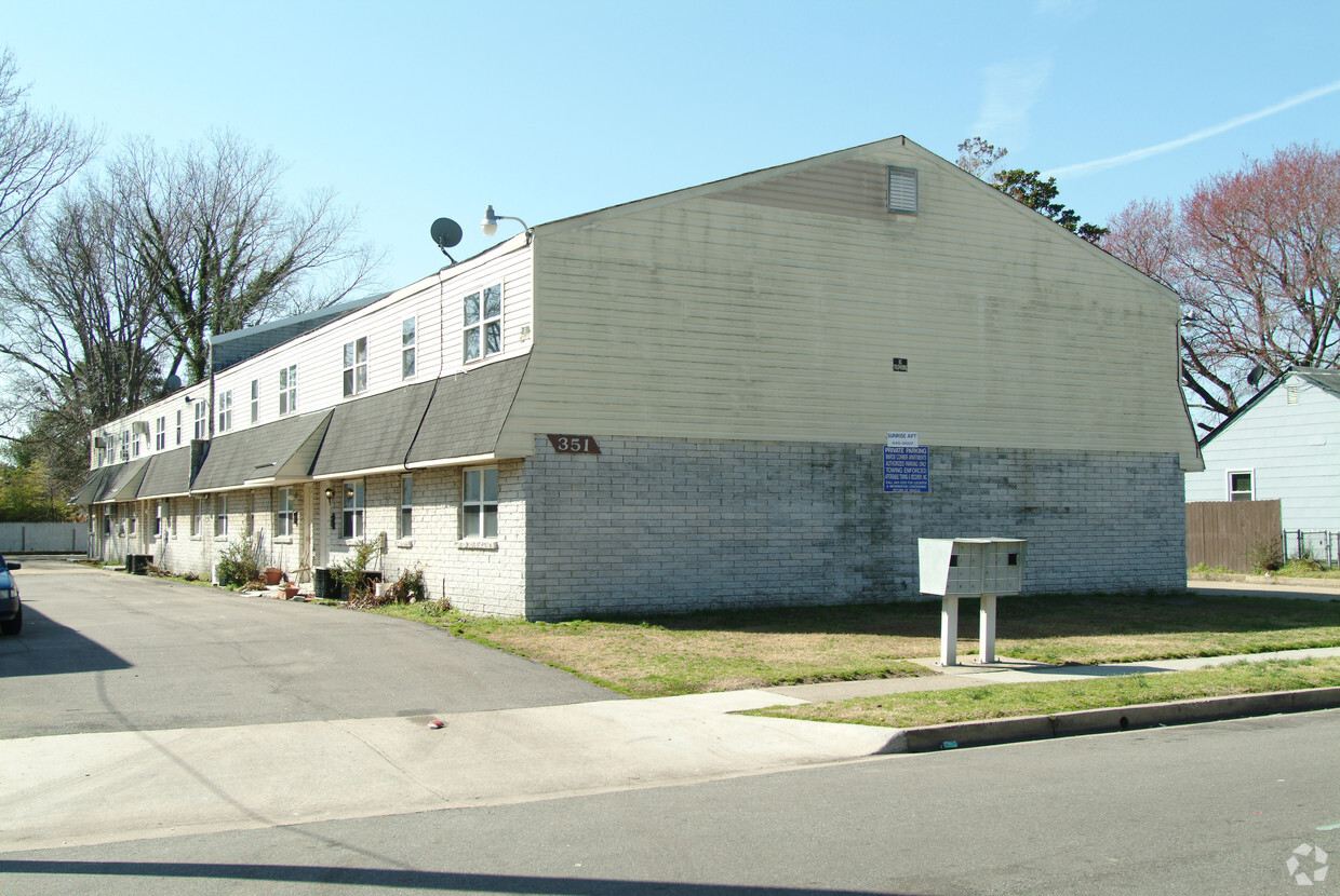 Primary Photo - Sunrise Apartments