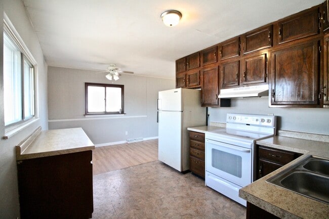 Building Photo - 913 Hawthorne Dr