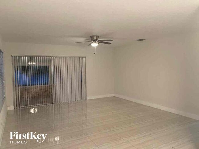 Foto del edificio - 17800 NE 6th Ct
