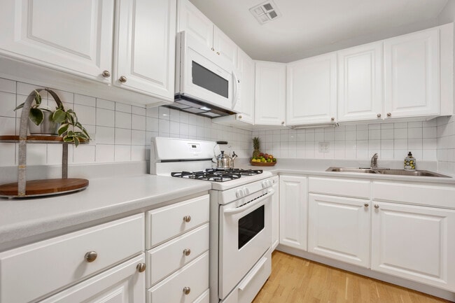 Kitchen - 16W575 79th St