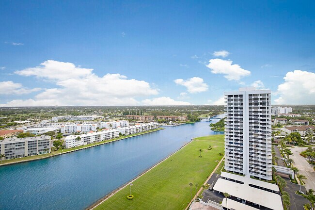 Building Photo - 155 Lakeshore Dr