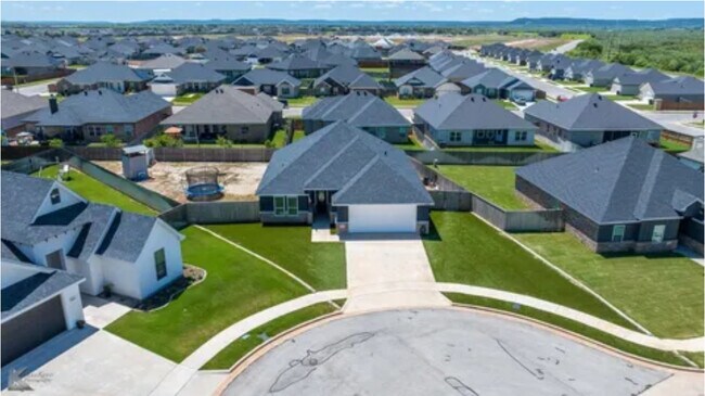 Foto del edificio - 7449 Sleepy Hollow Ln