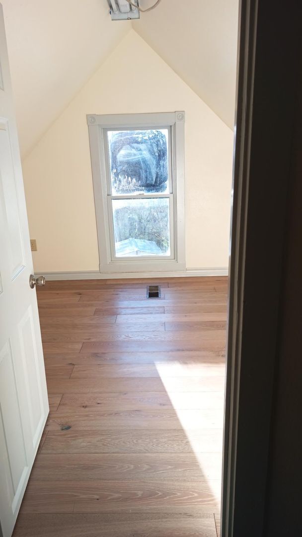 Foto del edificio - 6+ Bdrm Home Built 1895.  Close In.  With Pastures.