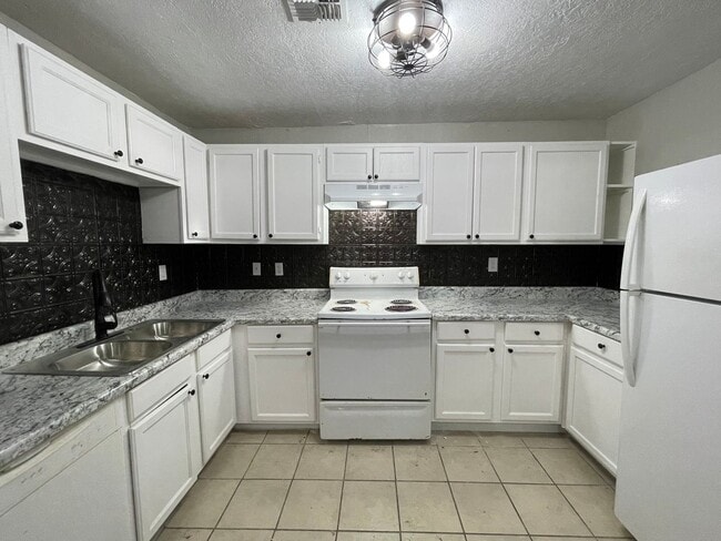 Foto del edificio - Move in special: Remodeled Northwest 2 Bed