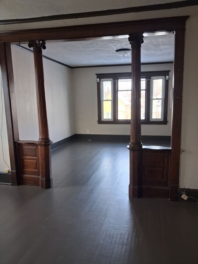 Building Photo - 310 S 8th Ave W