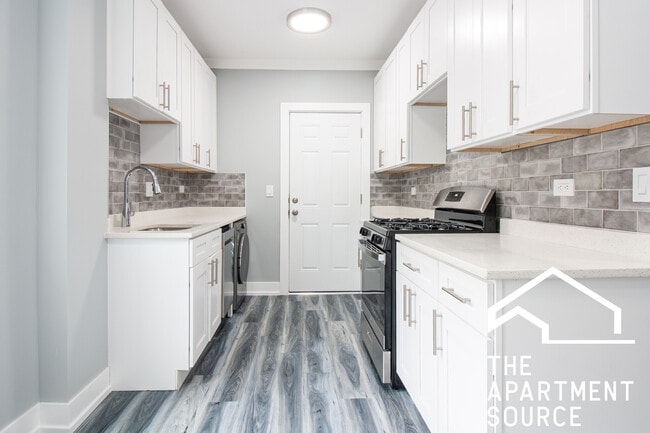 Building Photo - 3845 N Greenview Ave