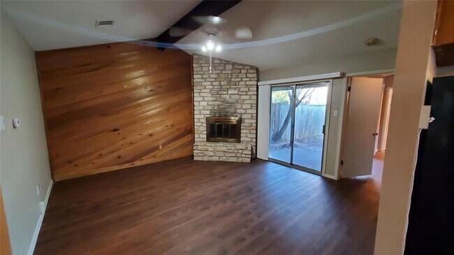 Foto del edificio - 6209 Emerald Forest Dr