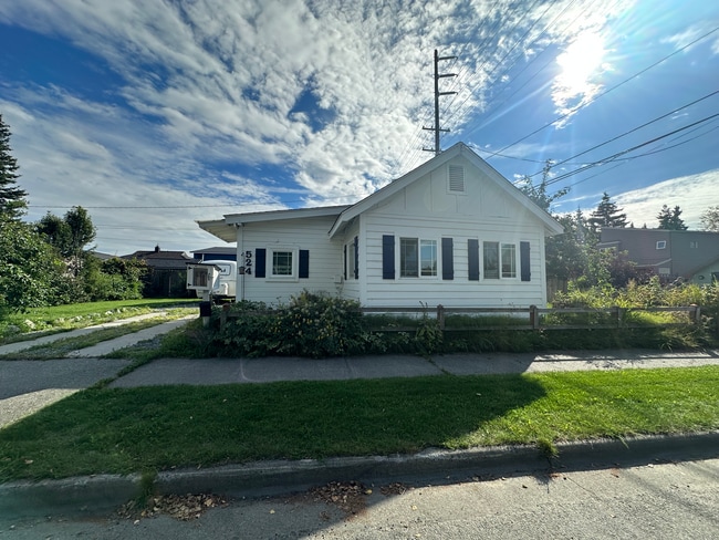 Building Photo - 524 W 12th Ave