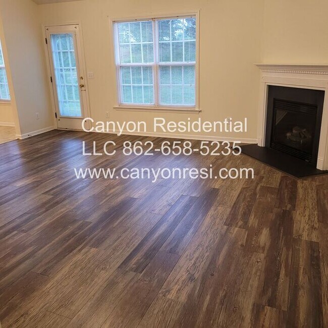 Building Photo - 3320 Trenchard Ln