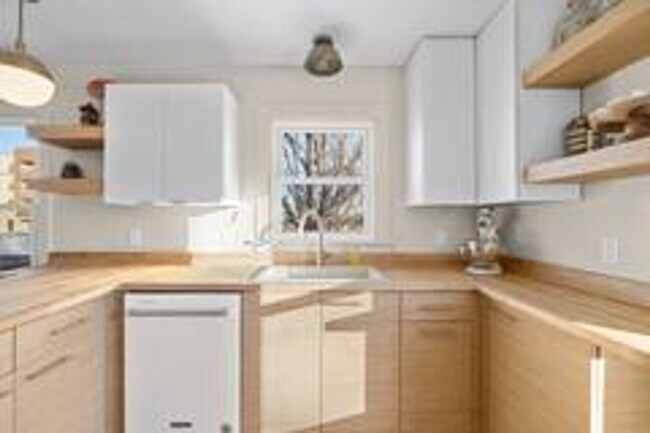 Foto del edificio - Stunning 4BR/2BA Home in Prime West End Lo...