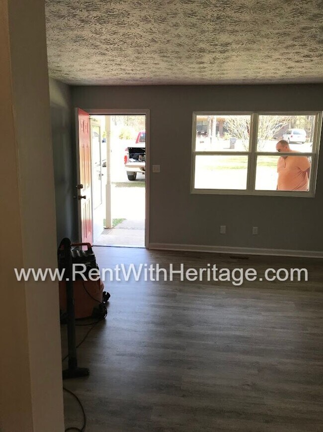 Foto del edificio - FANTASTIC 2 BEDROOM 1.5 BATH DUPLEX WITH ALL THE UPGRADES / GREAT LOCATION