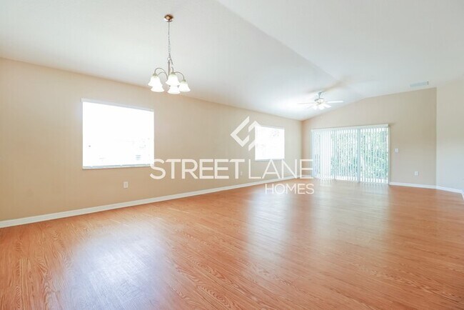 Foto del edificio - REDUCED PRICE! Charming 4 Bedroom in Land ...