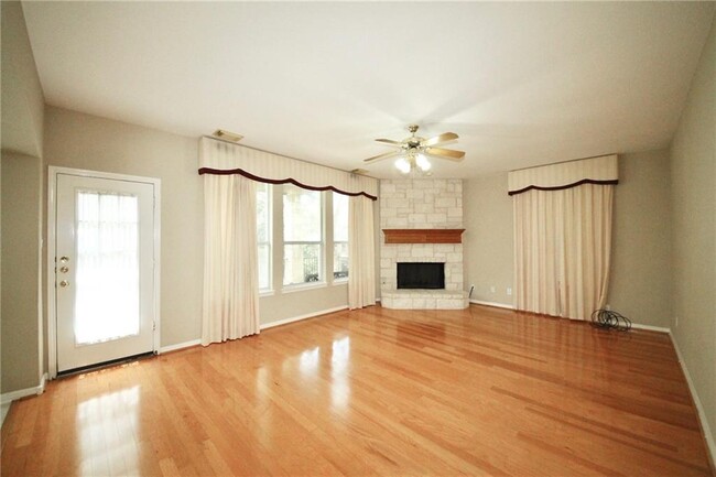 Building Photo - 7222 Ellaview Ln