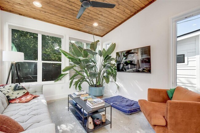 Foto del edificio - 2109 E 8th St