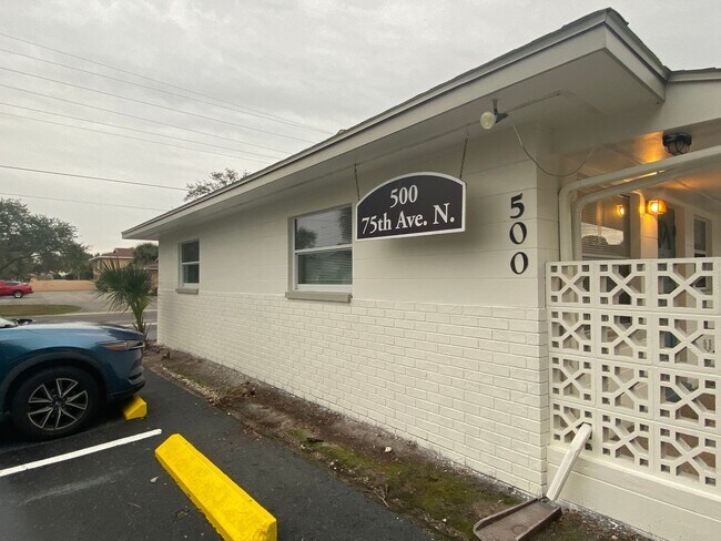 Building Photo - SPACIOUS 1 BEDROOM 1 BATH APARTMENT HOME ST PETERSBURG FL