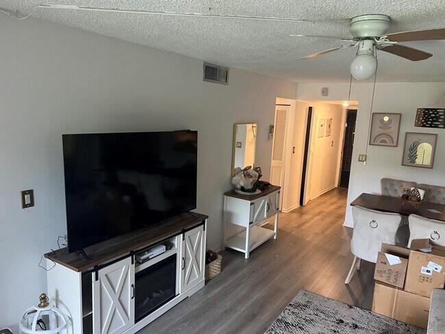 Foto del edificio - 6301 N University Dr