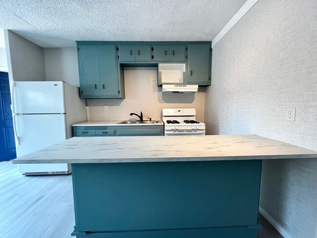 Building Photo - Beautifully renovated 3 bedroom unit in La...